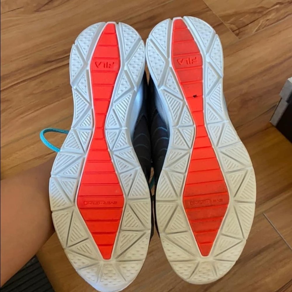 NEAR NEW Fila Sneakers, Size 8 - Picture 3 of 5